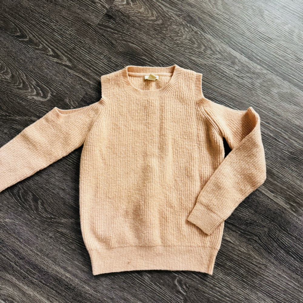 Shoulder cutout sweater in blush pale pink
